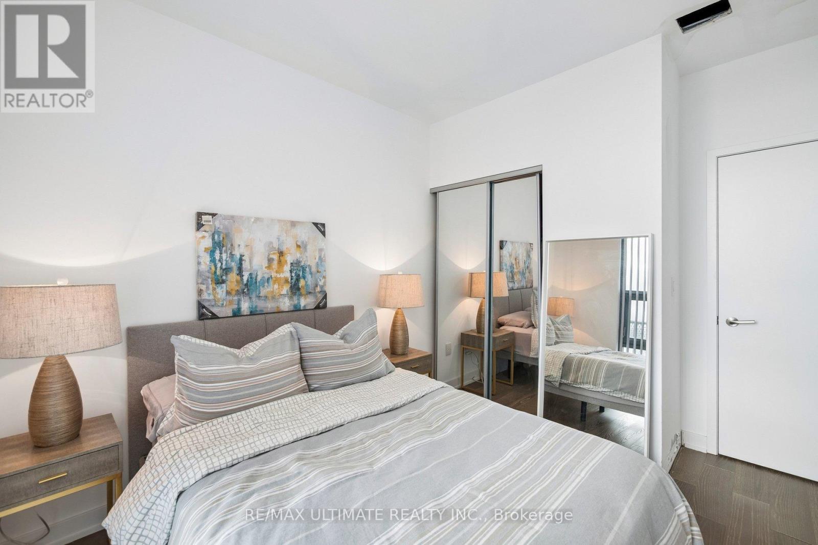 3007 - 11 Wellesley Street W, Toronto, Ontario  M4Y 0G4 - Photo 9 - C12912064