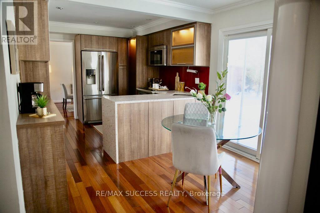 6643 Mockingbird Lane, Mississauga, Ontario  L5N 5K2 - Photo 14 - W12912122