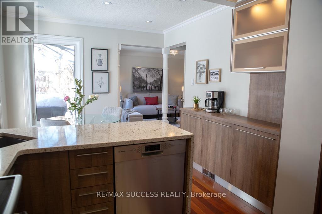 6643 Mockingbird Lane, Mississauga, Ontario  L5N 5K2 - Photo 16 - W12912122