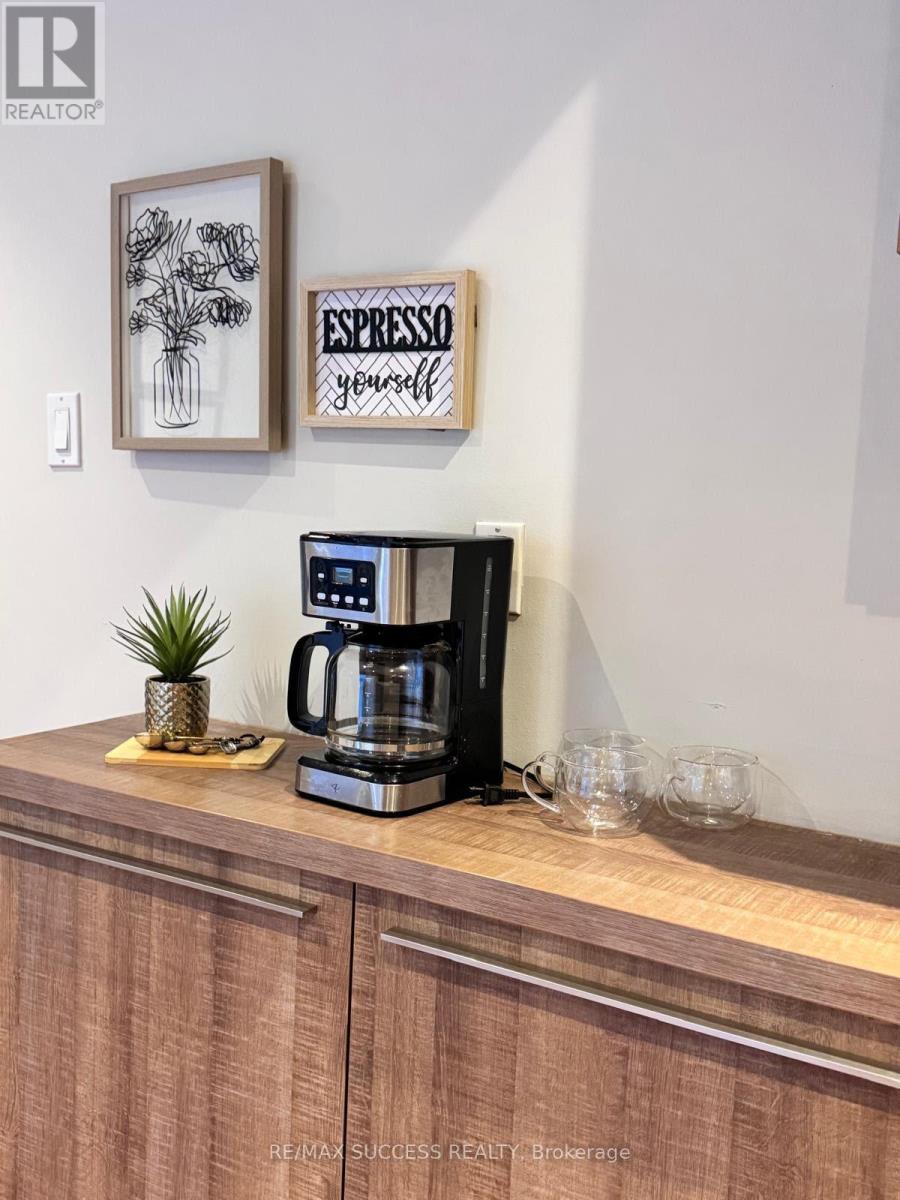 6643 Mockingbird Lane, Mississauga, Ontario  L5N 5K2 - Photo 17 - W12912122