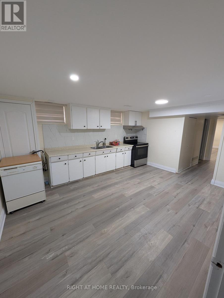 3263 Cawthra Road, Mississauga, Ontario  L5A 2X4 - Photo 3 - W12912128