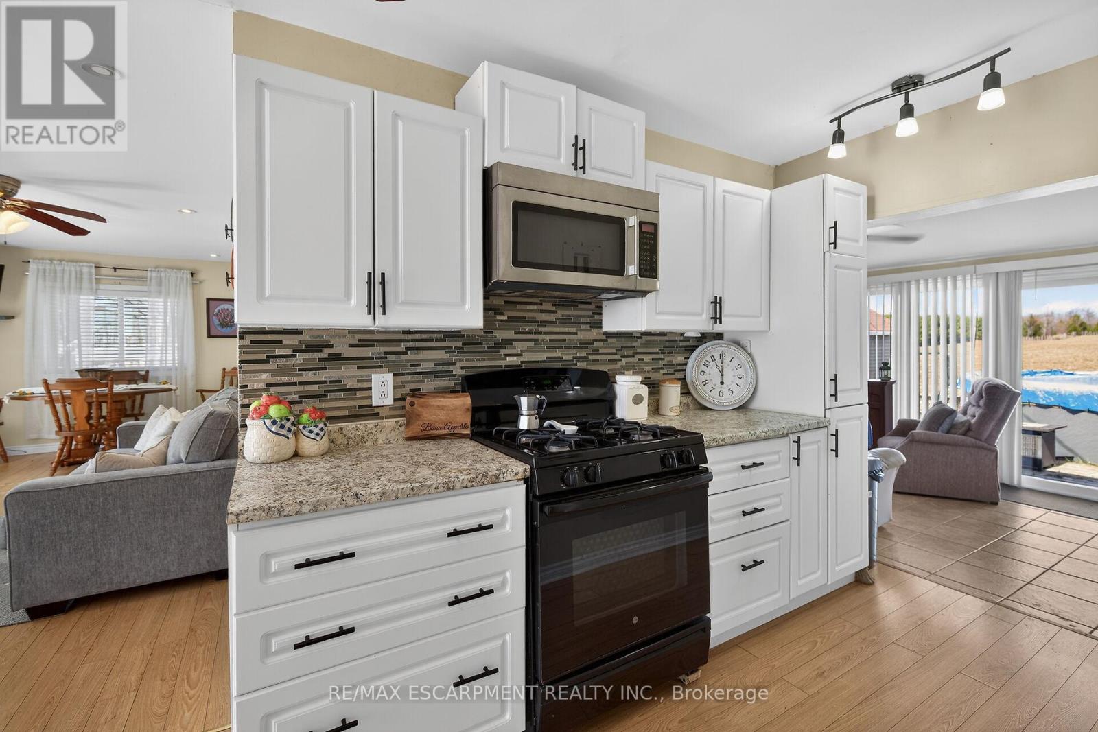 87 Lakeshore Road, Haldimand, Ontario  N0A 1P0 - Photo 9 - X12912130