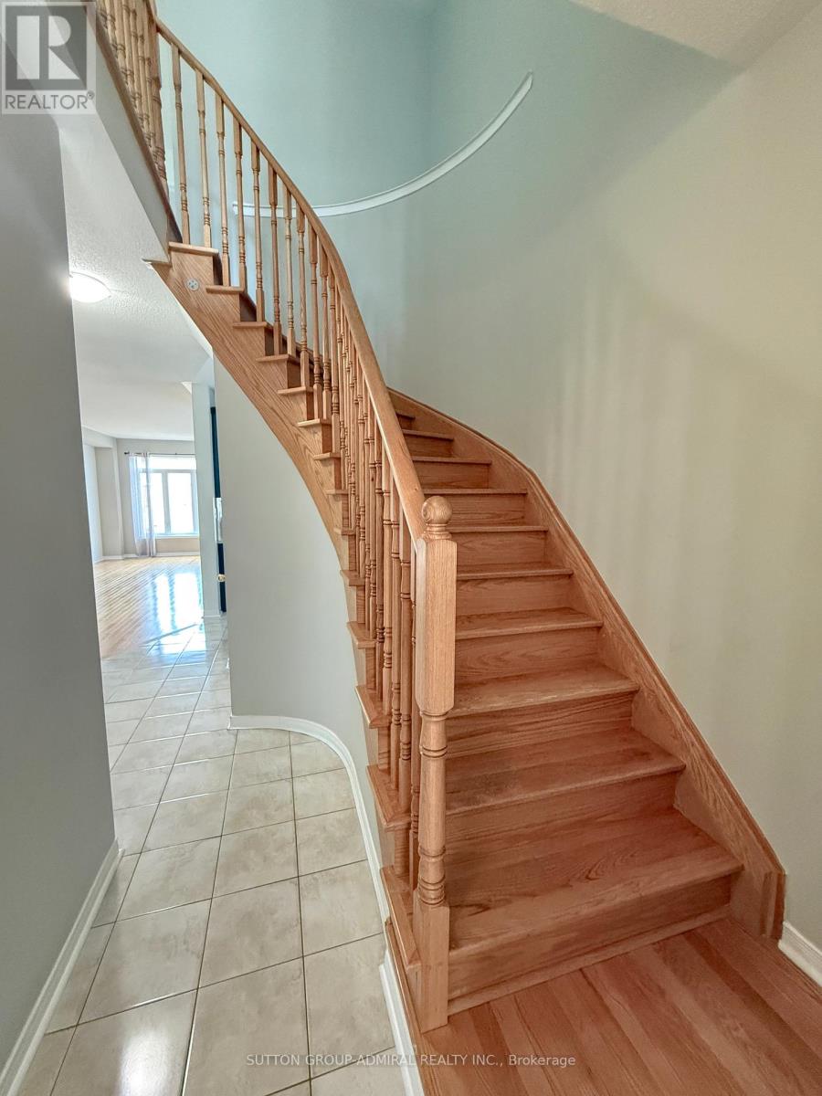 35 White Spruce Crescent, Vaughan, Ontario  L6A 4C5 - Photo 3 - N12758932