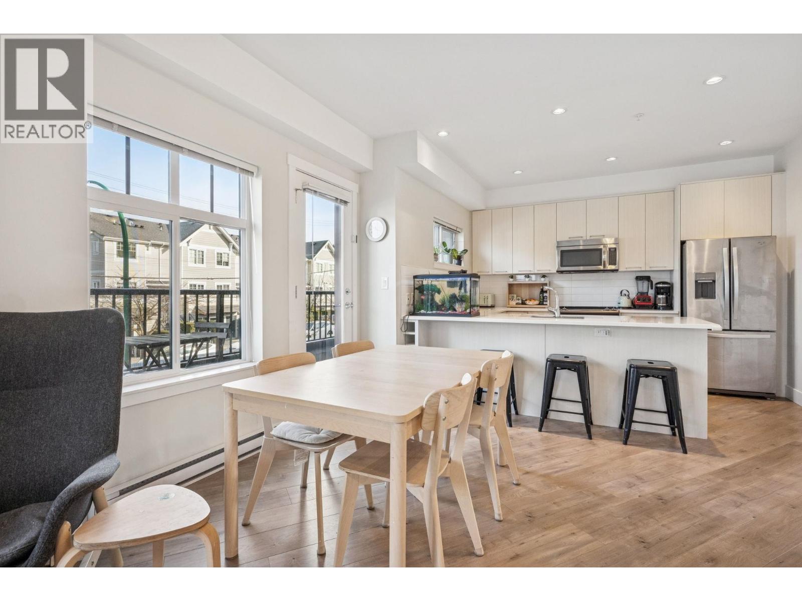 Listing Picture 6 of 25 : 205 7180 BARNET ROAD, Burnaby / 本拿比 - 魯藝地產 Yvonne Lu Group - MLS Medallion Club Member