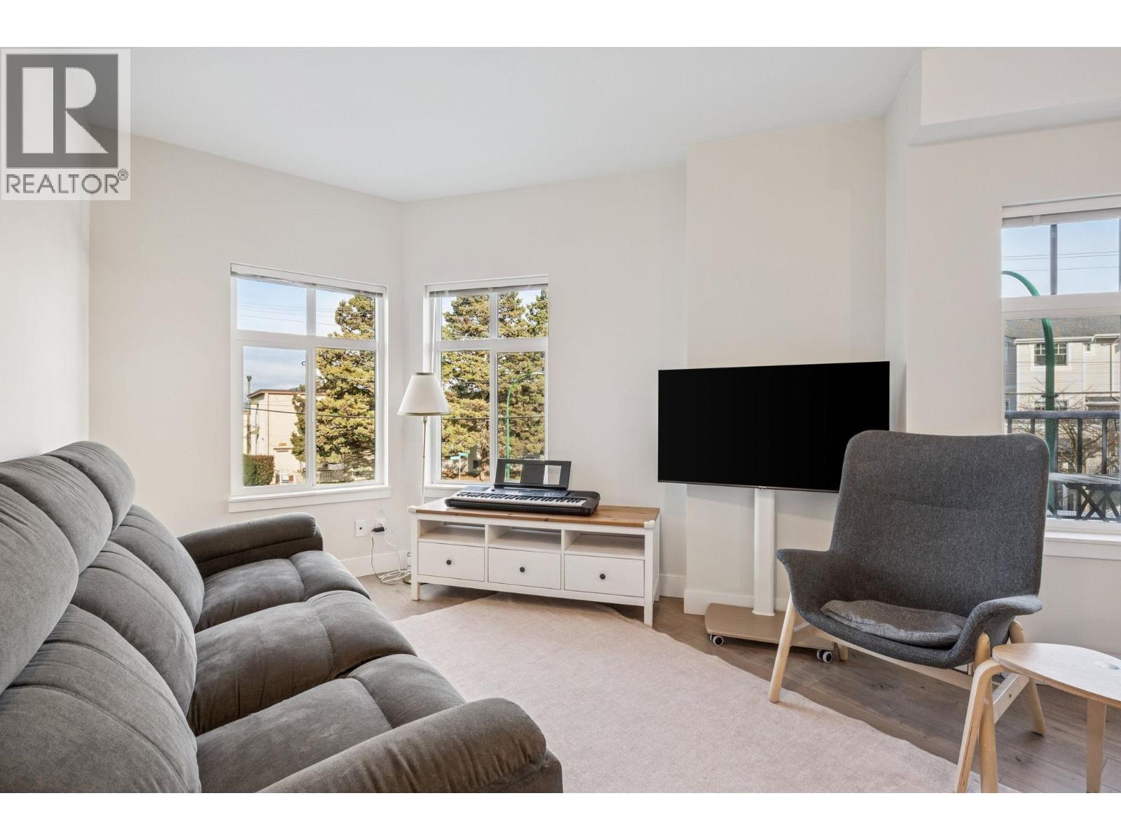 Listing Picture 11 of 25 : 205 7180 BARNET ROAD, Burnaby / 本拿比 - 魯藝地產 Yvonne Lu Group - MLS Medallion Club Member