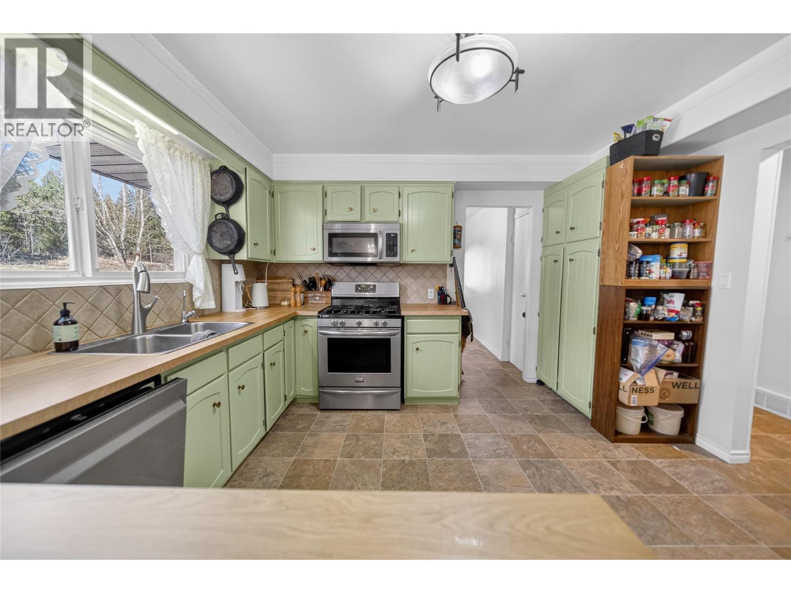 2205 Vidamour Road, Cranbrook, British Columbia  V1C 6W2 - Photo 8 - 10380041