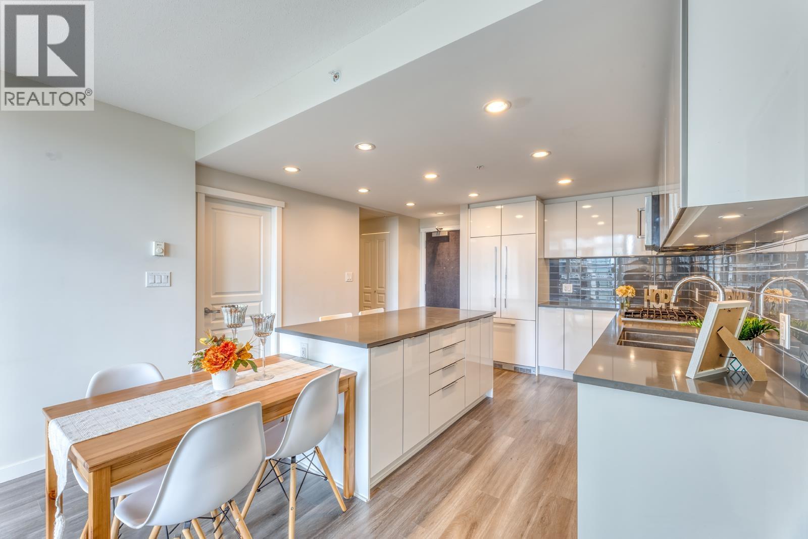 1604 3100 Windsor Gate, Coquitlam, British Columbia  V3B 0P3 - Photo 2 - R3102569