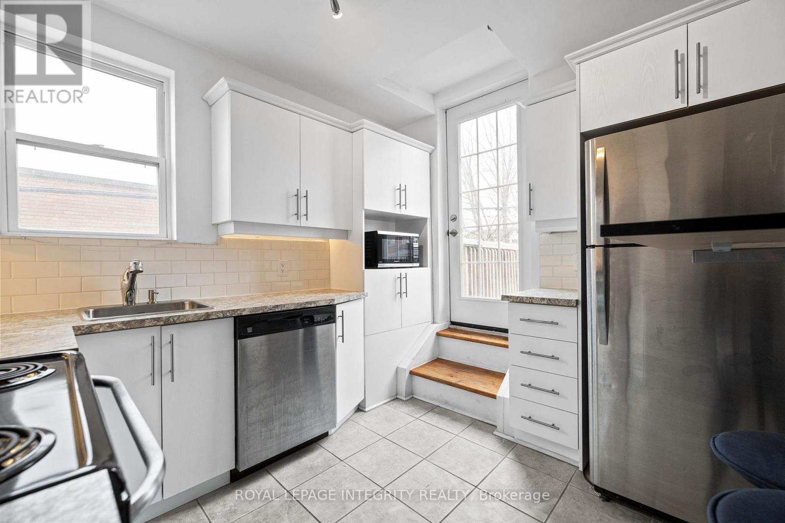 2 - 172 Cobourg Street, Ottawa, Ontario  K1N 8H5 - Photo 3 - X12912218