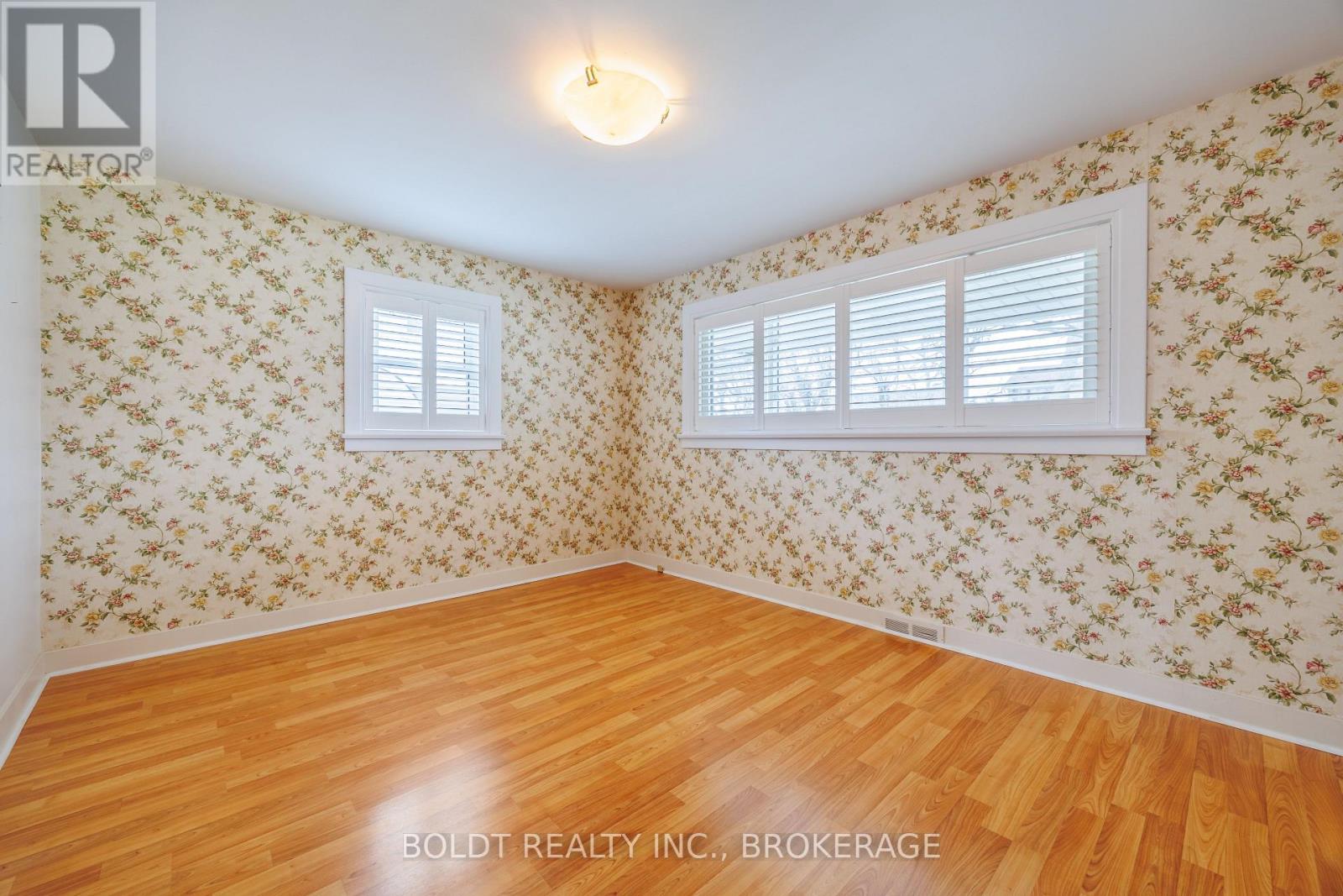 12 Sunnyside Drive, St. Catharines, Ontario  L2M 2A1 - Photo 10 - X12912290