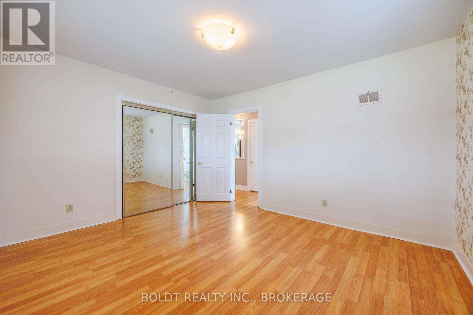 12 Sunnyside Drive, St. Catharines, Ontario  L2M 2A1 - Photo 11 - X12912290