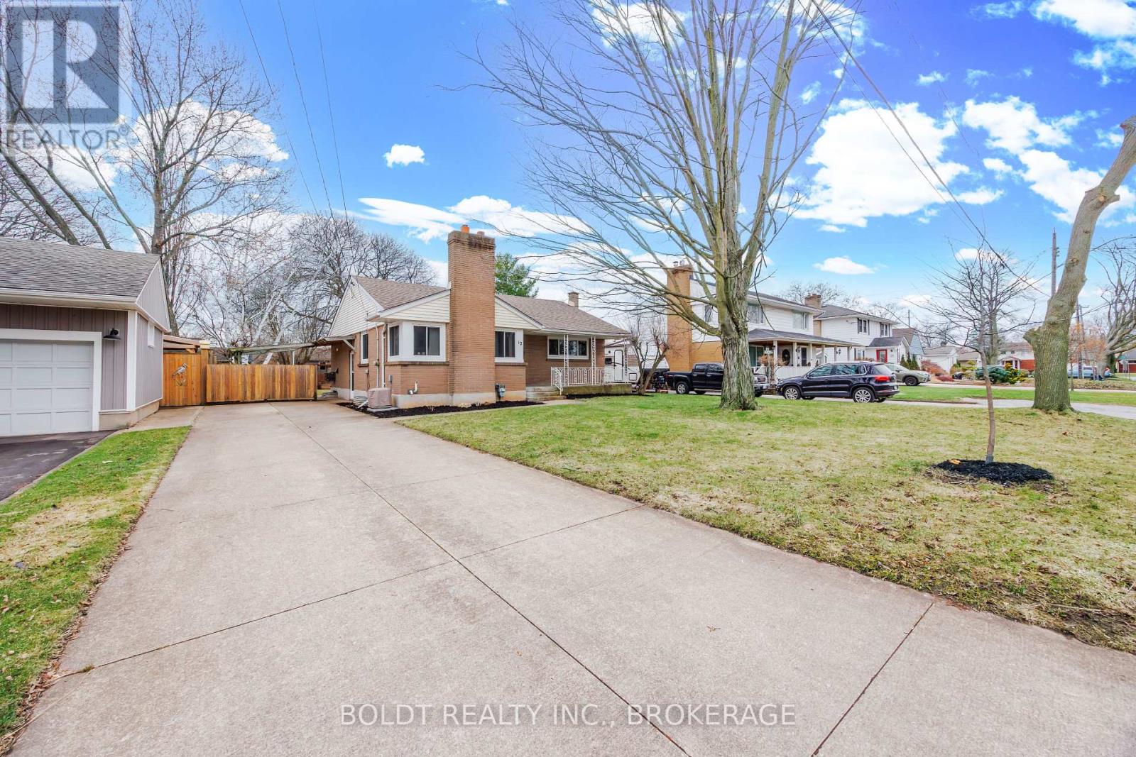 12 Sunnyside Drive, St. Catharines, Ontario  L2M 2A1 - Photo 2 - X12912290