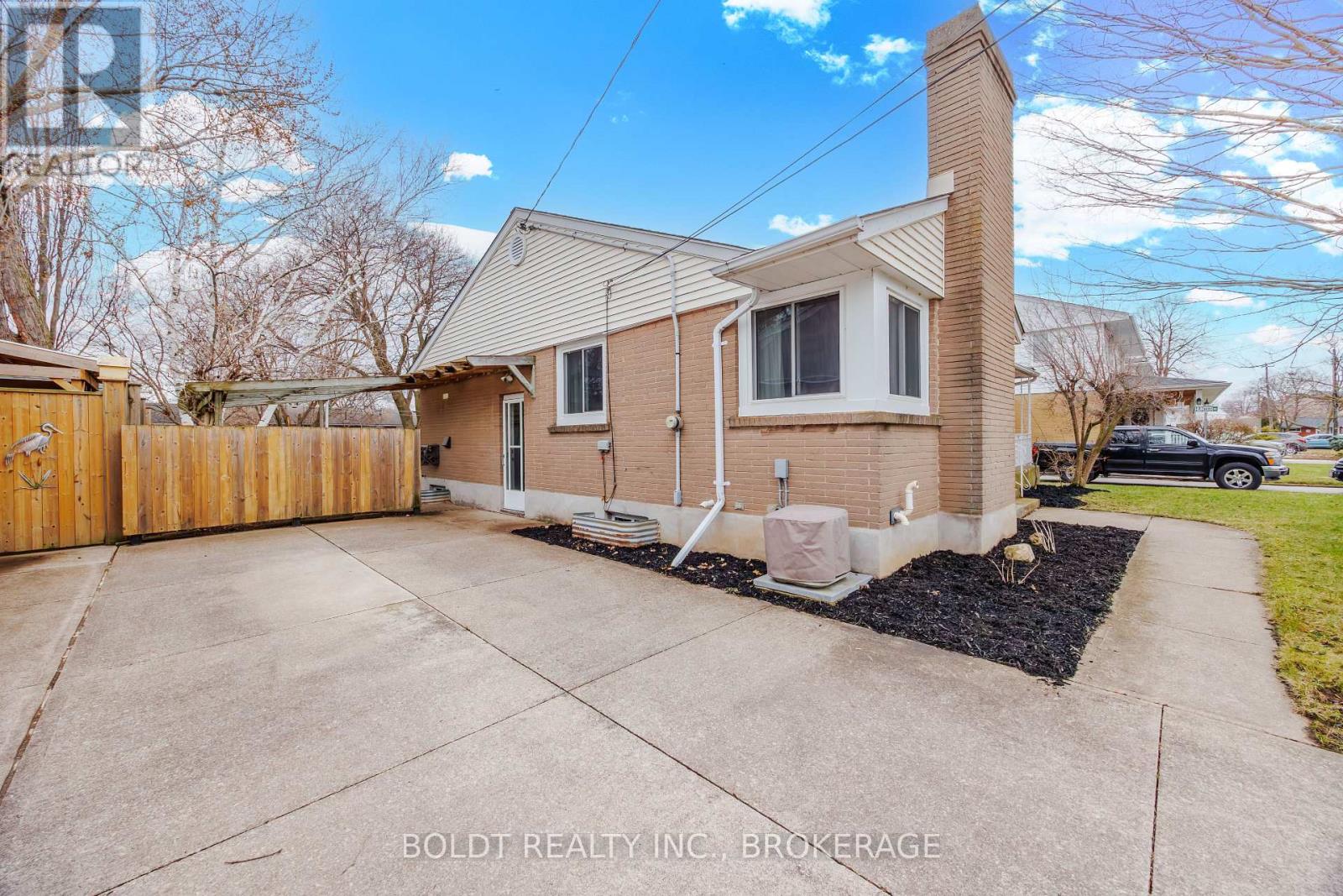 12 Sunnyside Drive, St. Catharines, Ontario  L2M 2A1 - Photo 3 - X12912290