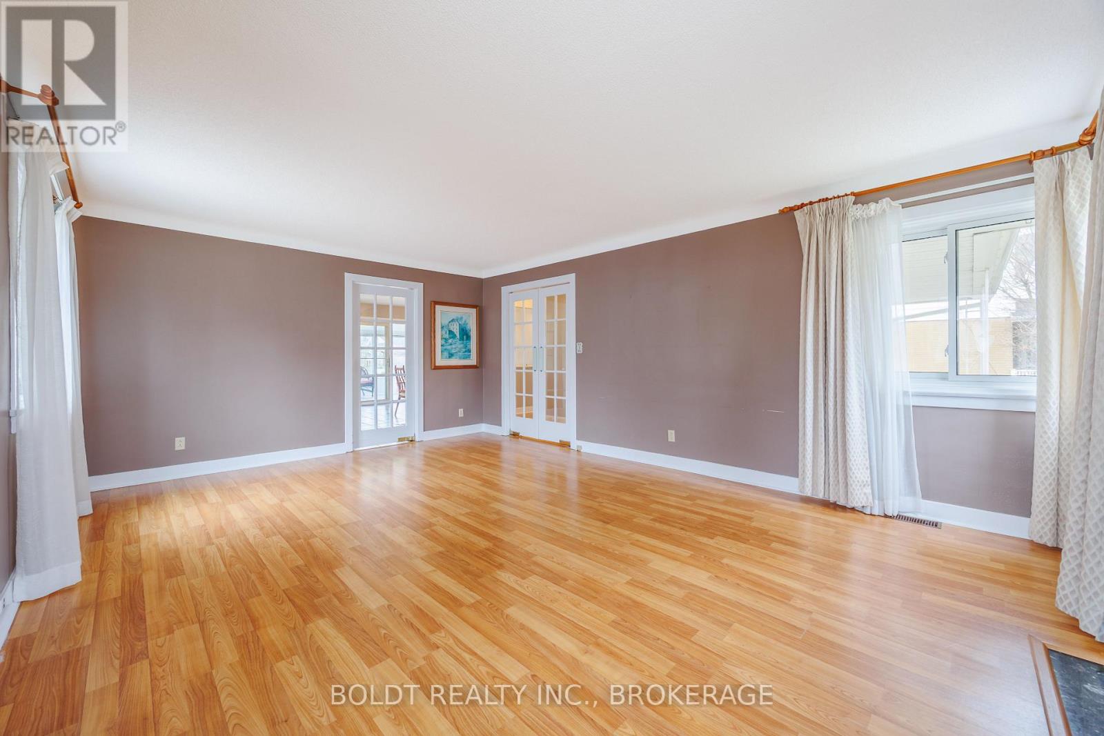 12 Sunnyside Drive, St. Catharines, Ontario  L2M 2A1 - Photo 5 - X12912290