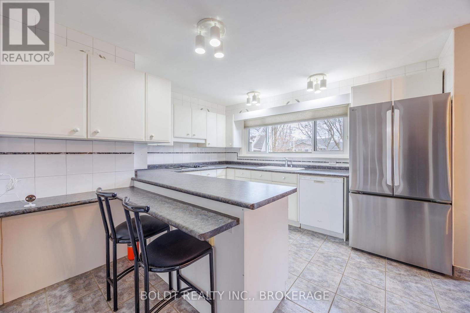 12 Sunnyside Drive, St. Catharines, Ontario  L2M 2A1 - Photo 6 - X12912290