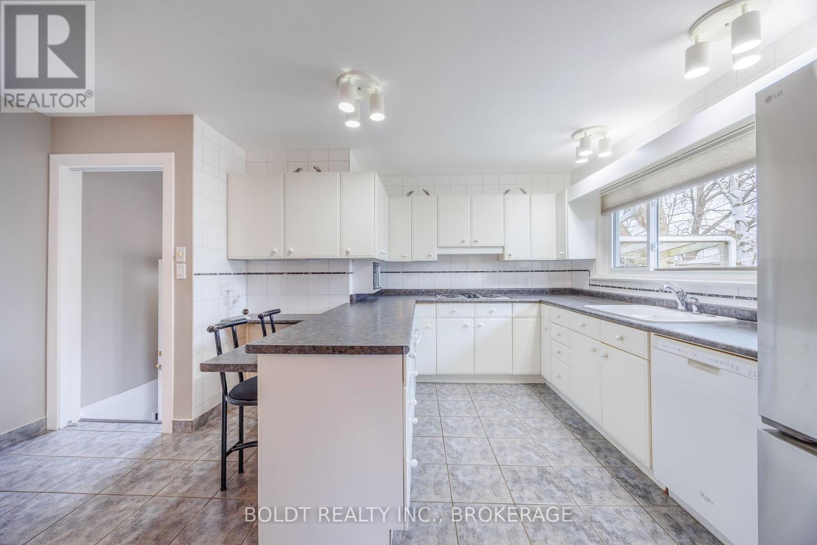 12 Sunnyside Drive, St. Catharines, Ontario  L2M 2A1 - Photo 7 - X12912290