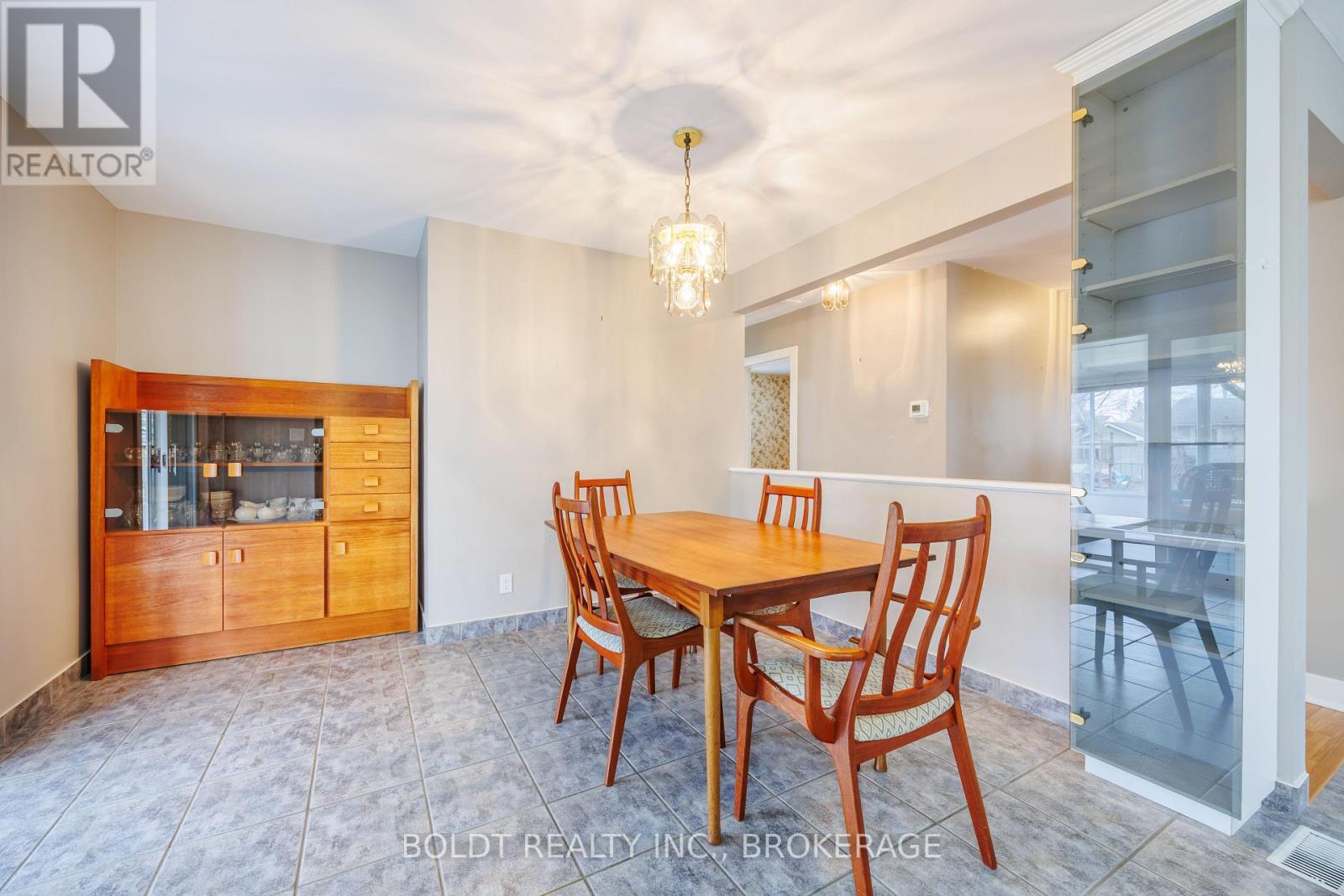 12 Sunnyside Drive, St. Catharines, Ontario  L2M 2A1 - Photo 8 - X12912290