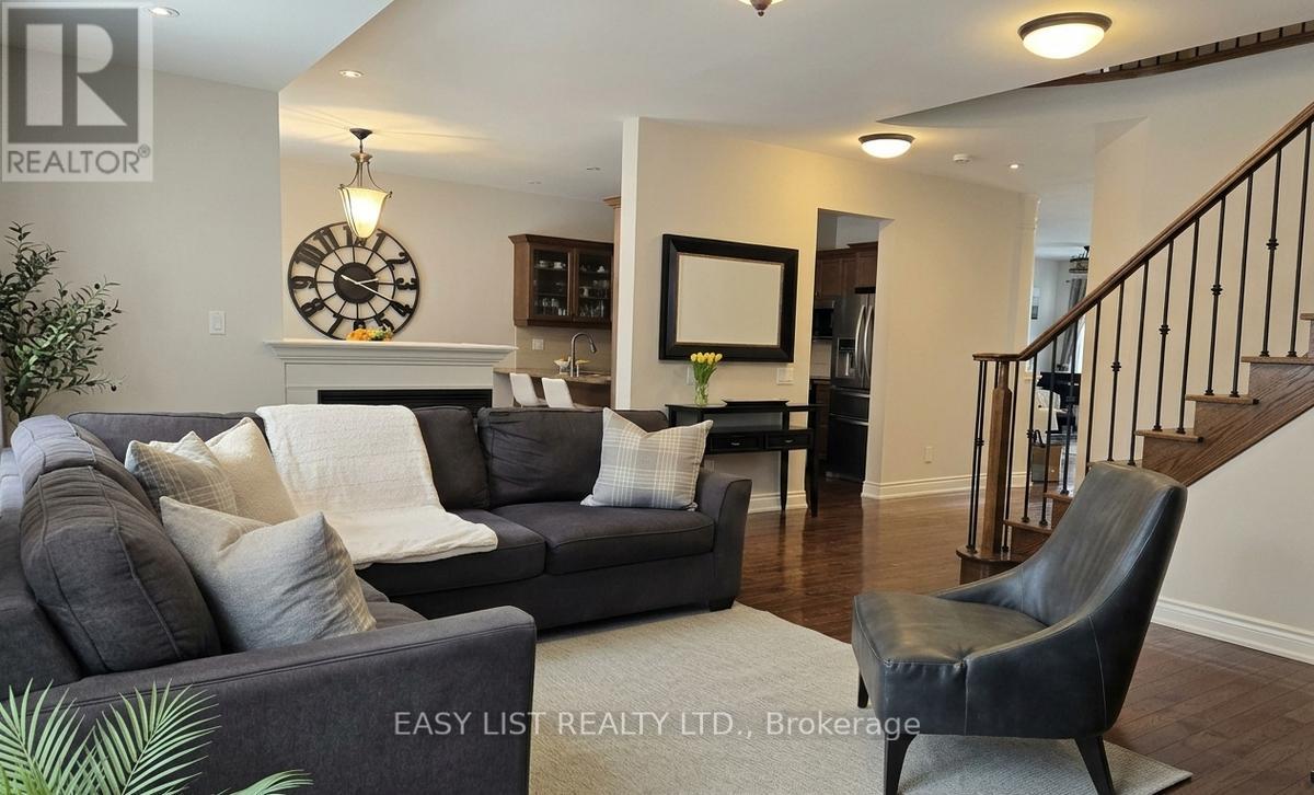 374 Dowson Loop, Newmarket, Ontario  L3X 3G3 - Photo 5 - N12912314