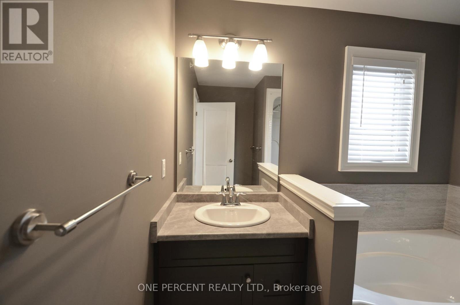 8 Moes Crescent, St. Catharines, Ontario  L2M 0B1 - Photo 12 - X12912224