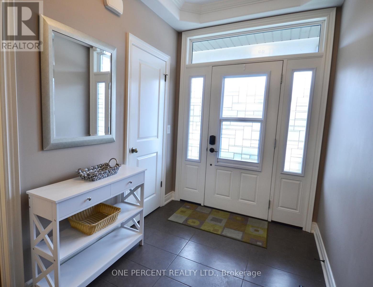 8 Moes Crescent, St. Catharines, Ontario  L2M 0B1 - Photo 2 - X12912224