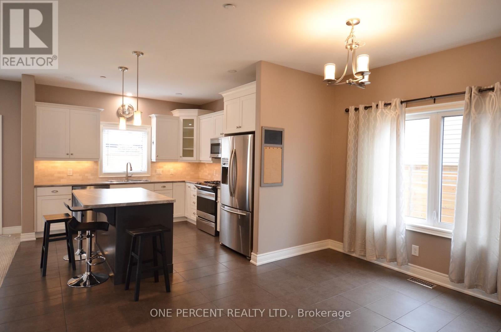 8 Moes Crescent, St. Catharines, Ontario  L2M 0B1 - Photo 3 - X12912224