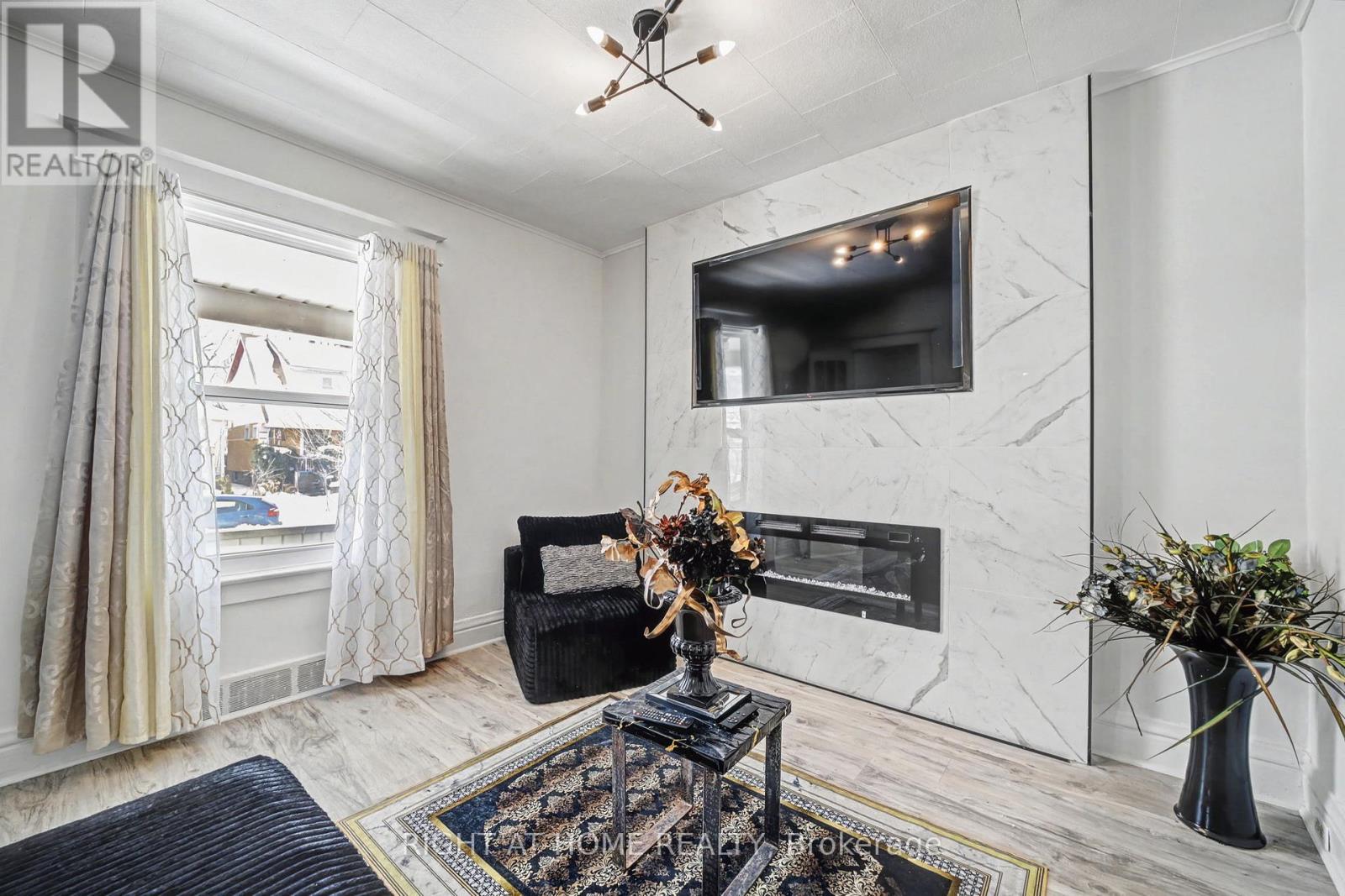 36 Berryman Avenue, St. Catharines, Ontario  L2R 3W9 - Photo 2 - X12912236