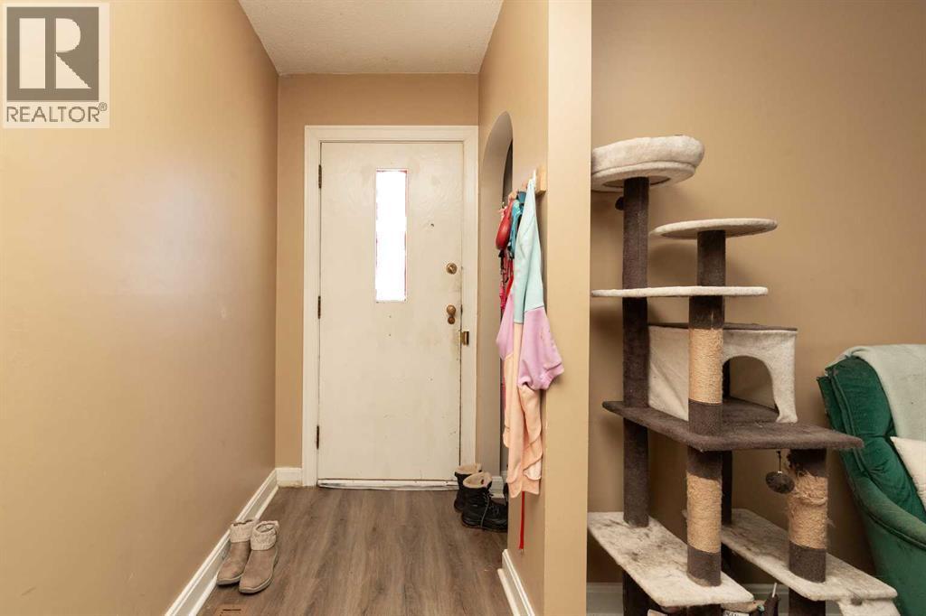 920 13 Street S, Lethbridge, Alberta  T1J 2X2 - Photo 2 - A2293147