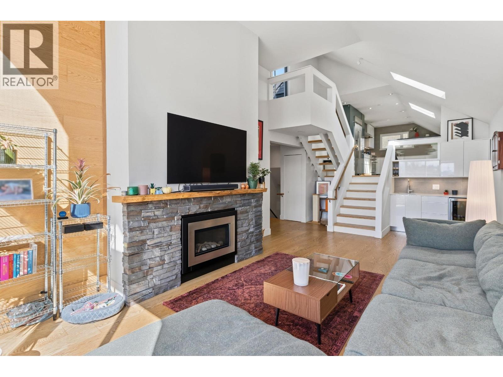 D 225 E 4th Street, North Vancouver, British Columbia  V7L 1J1 - Photo 3 - R3101485