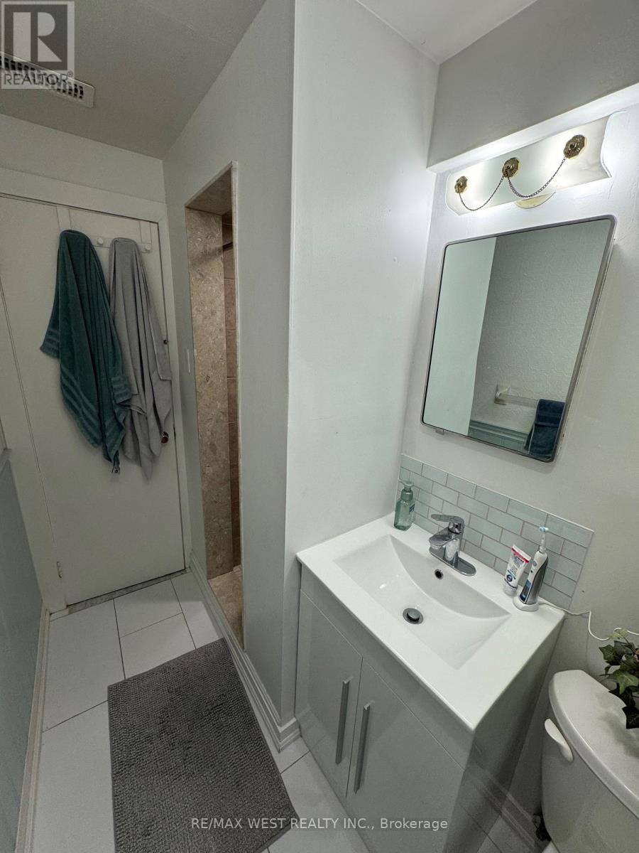 B2 - 35 Lilywood Road, Toronto, Ontario  M6B 1V6 - Photo 11 - W12912182