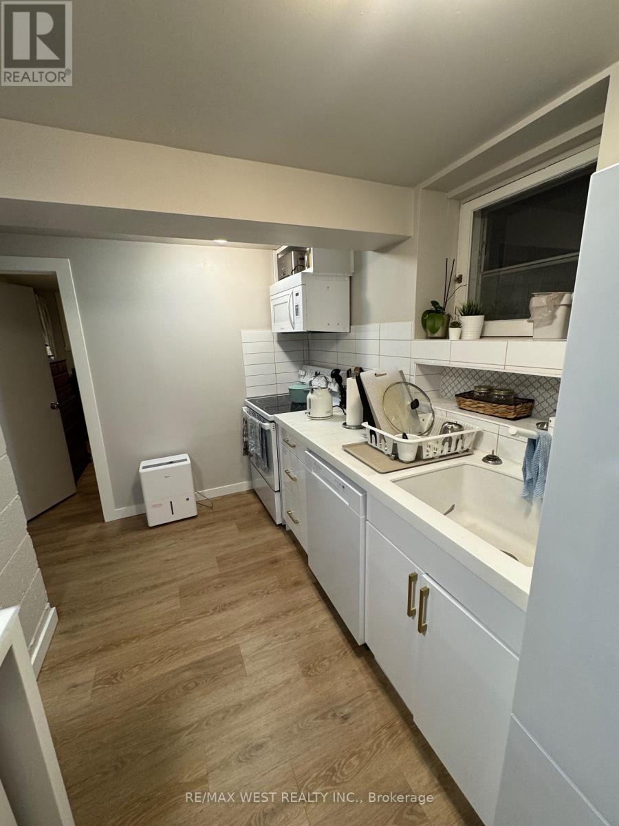 B2 - 35 Lilywood Road, Toronto, Ontario  M6B 1V6 - Photo 13 - W12912182