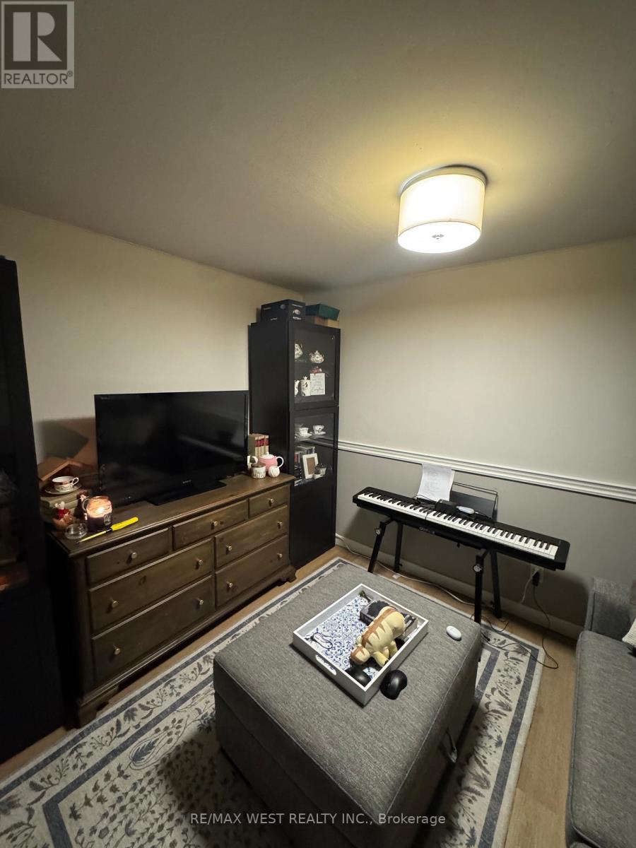 B2 - 35 Lilywood Road, Toronto, Ontario  M6B 1V6 - Photo 7 - W12912182