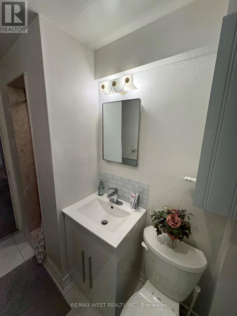 B2 - 35 Lilywood Road, Toronto, Ontario  M6B 1V6 - Photo 9 - W12912182