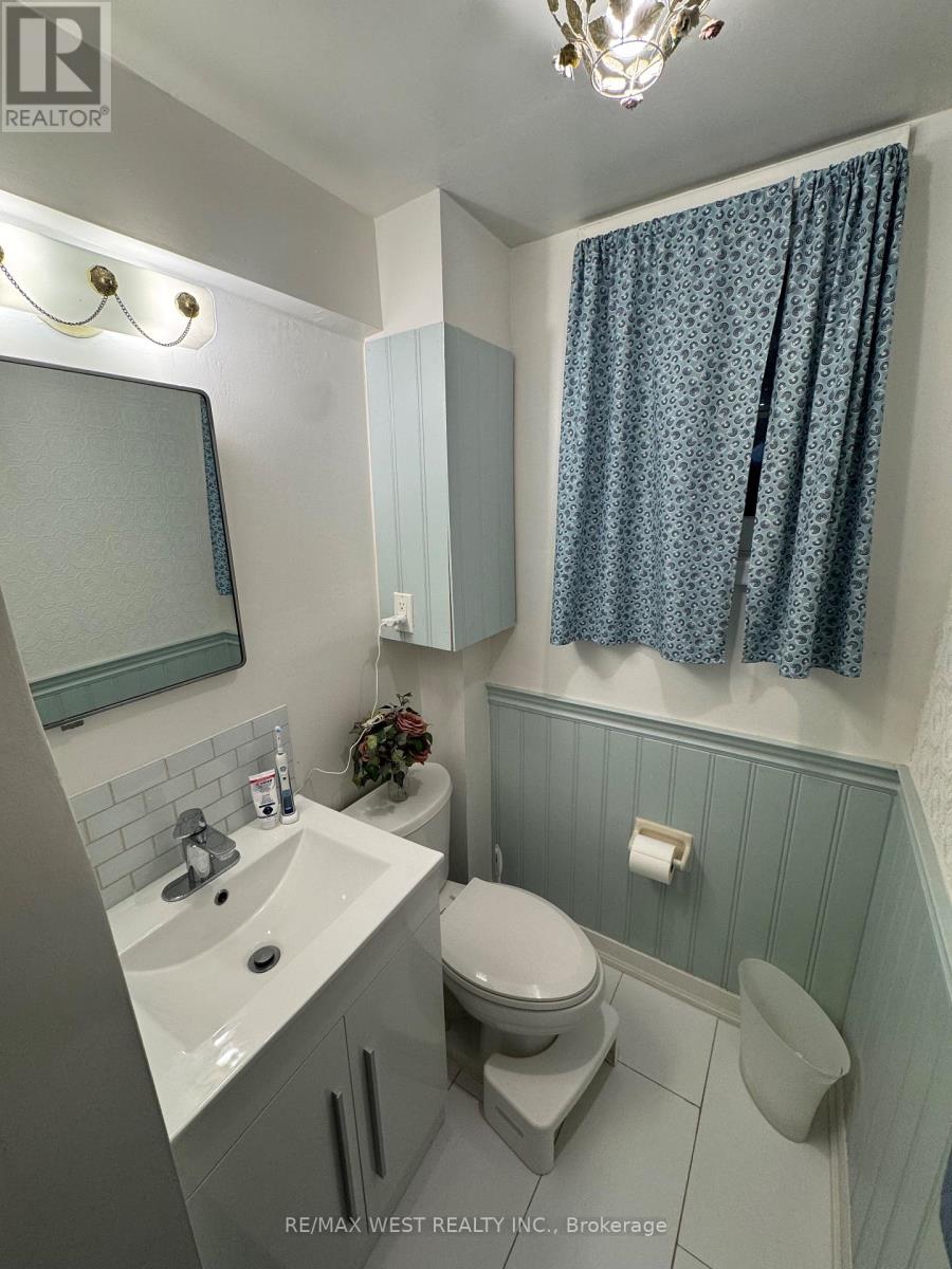 B2 - 35 Lilywood Road, Toronto, Ontario  M6B 1V6 - Photo 8 - W12912182