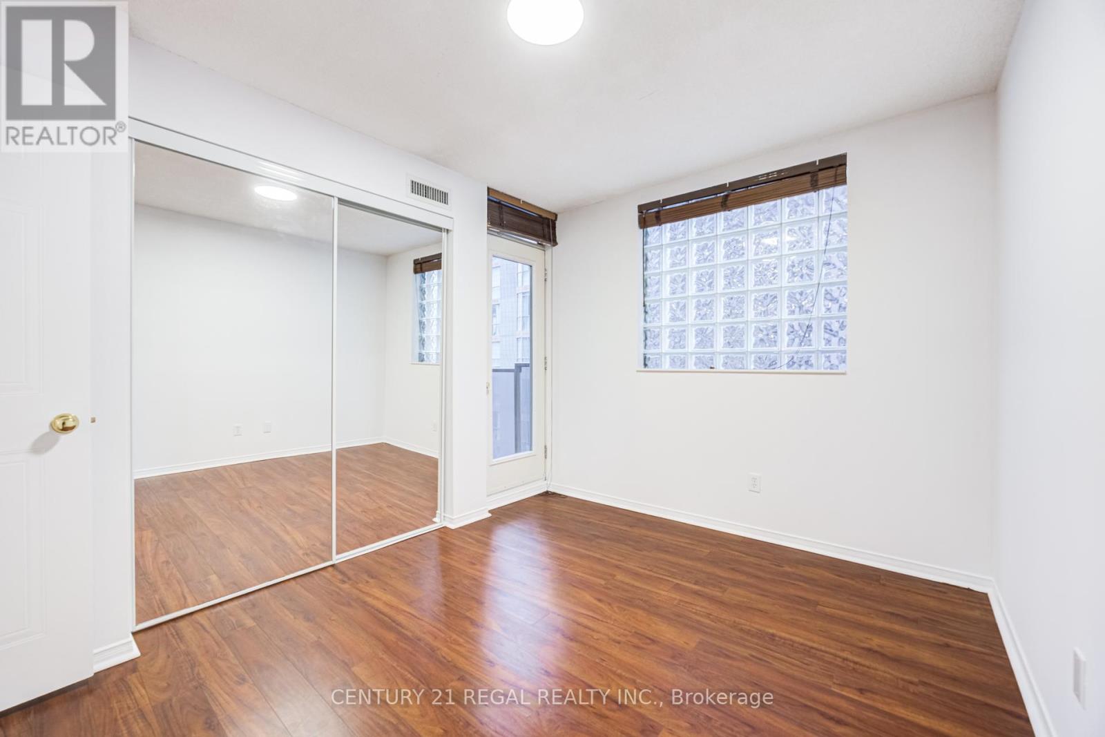 1803 - 750 Bay Street, Toronto, Ontario  M5G 1N6 - Photo 12 - C12912348