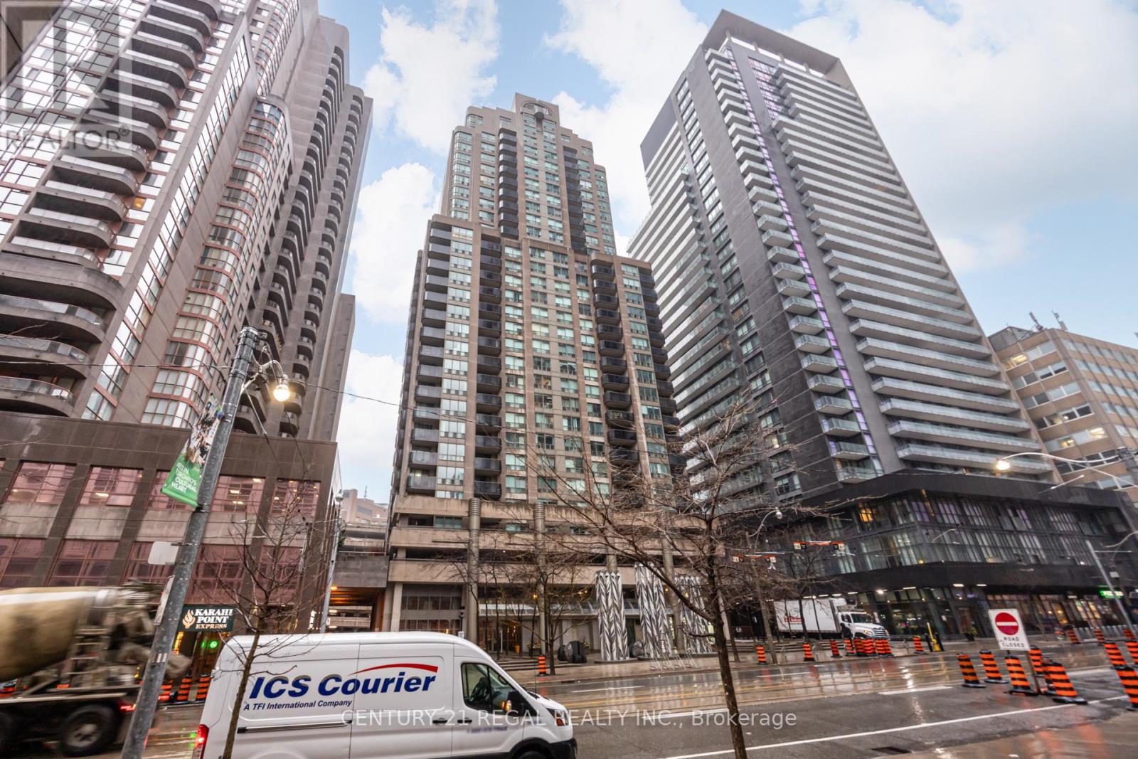 1803 - 750 Bay Street, Toronto, Ontario  M5G 1N6 - Photo 2 - C12912348