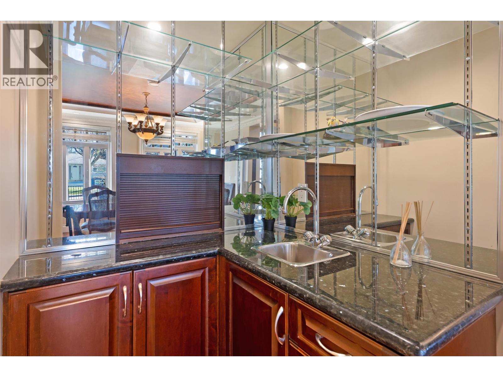 6166 Denbigh Avenue, Burnaby, British Columbia  V5H 3R5 - Photo 5 - R3102303