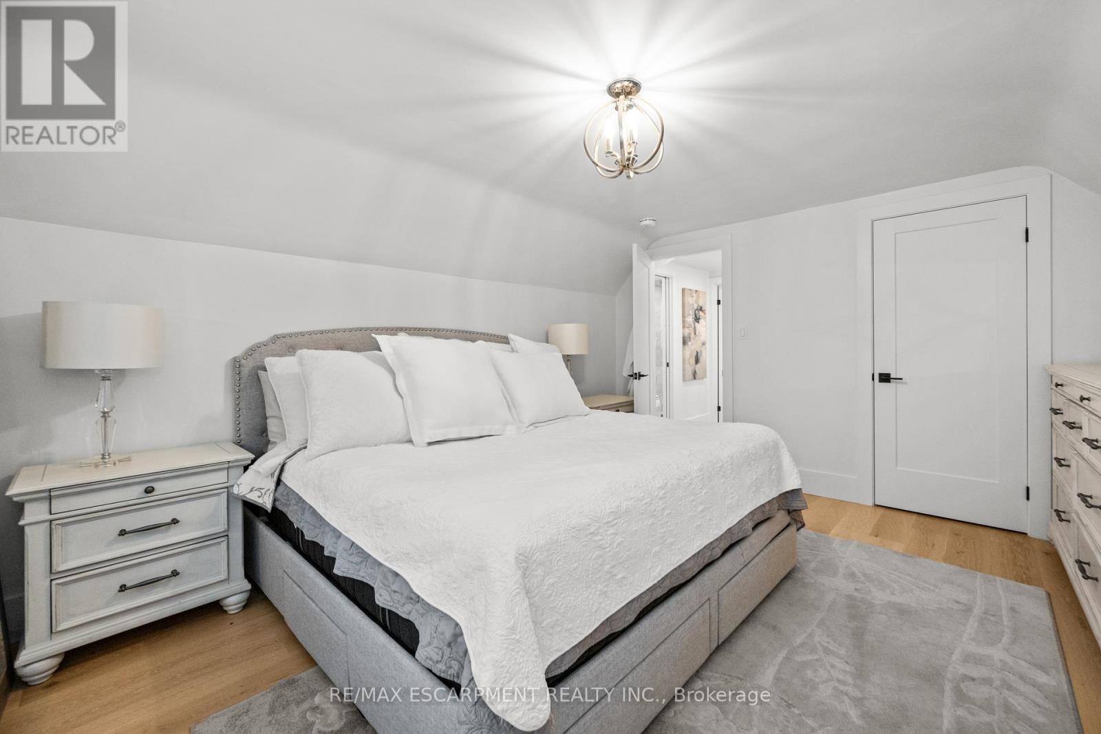 1390 Halifax Place, Burlington, Ontario  L7S 1J6 - Photo 23 - W12912388