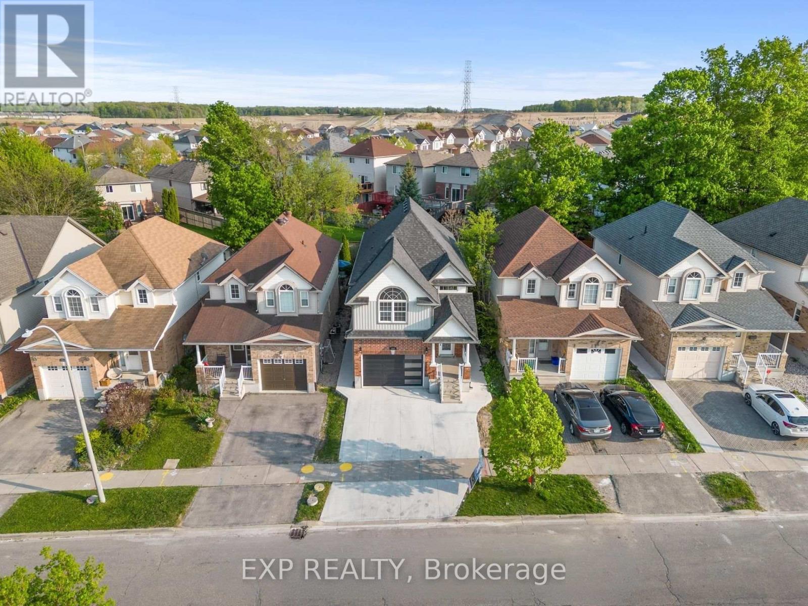 252 Bridlewreath Street, Kitchener, Ontario  N2E 4B4 - Photo 4 - X12899828