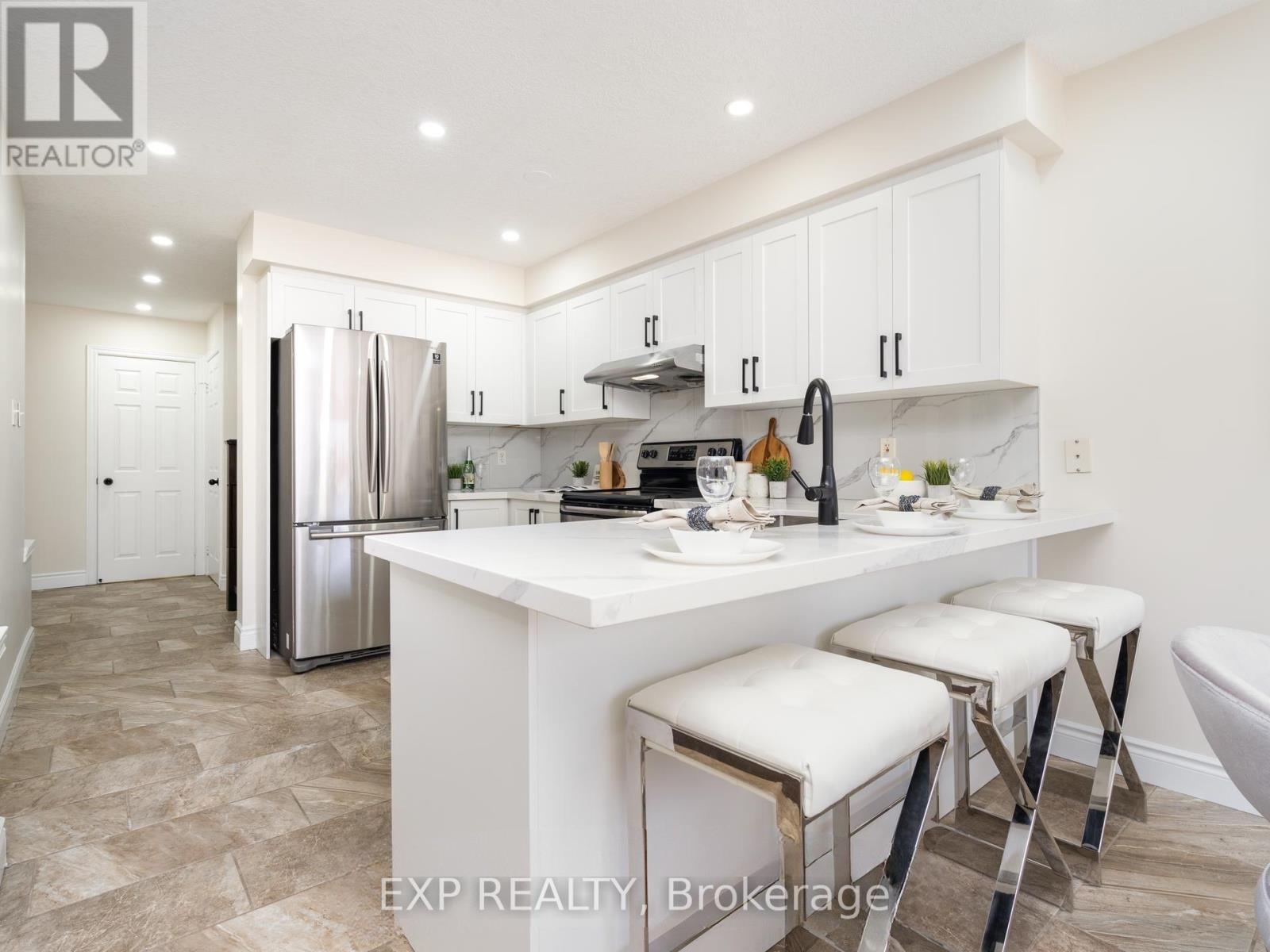 252 Bridlewreath Street, Kitchener, Ontario  N2E 4B4 - Photo 6 - X12899828