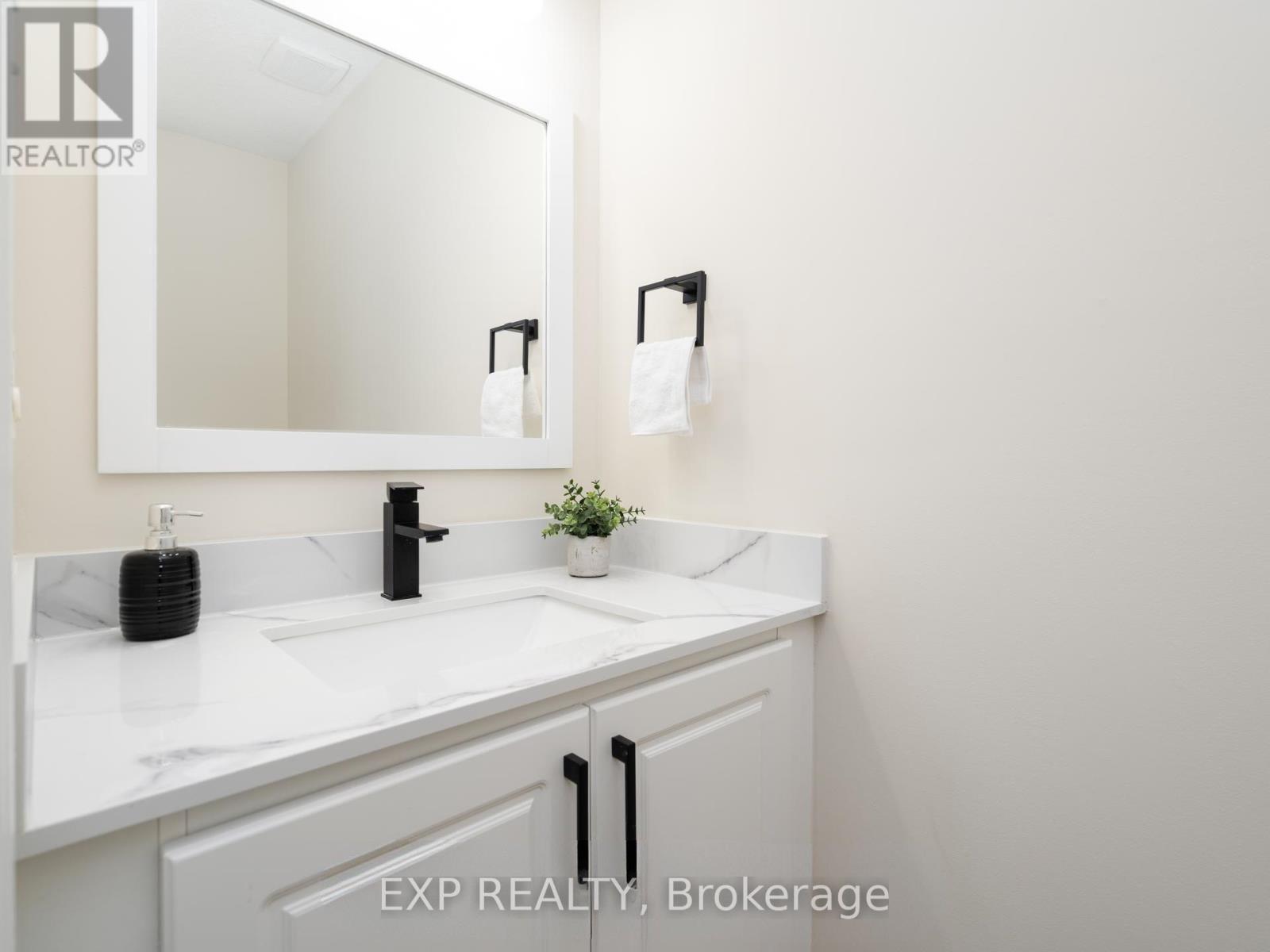 252 Bridlewreath Street, Kitchener, Ontario  N2E 4B4 - Photo 9 - X12899828