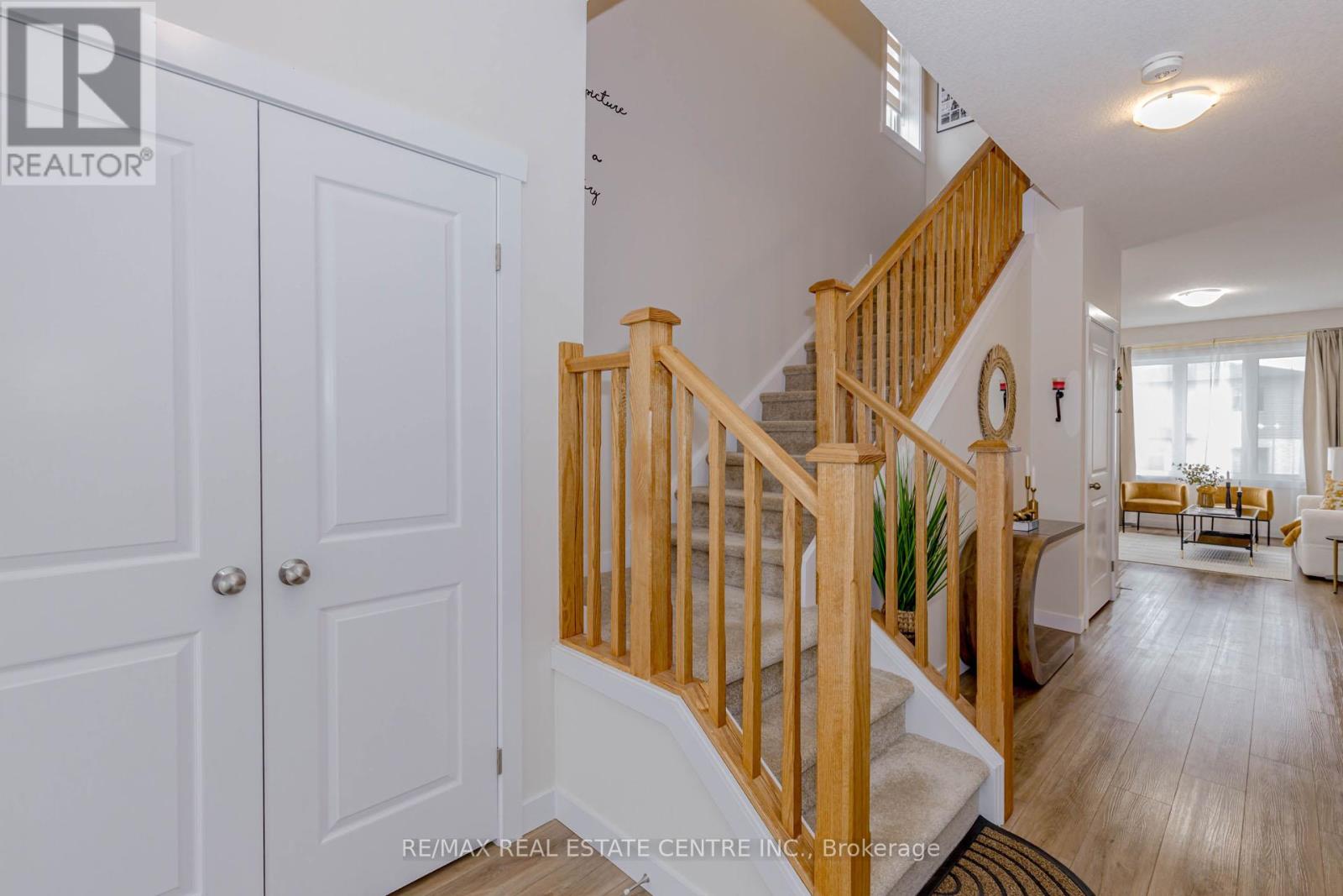 8 Moon Crescent, Cambridge, Ontario  N1S 0C4 - Photo 4 - X12912428