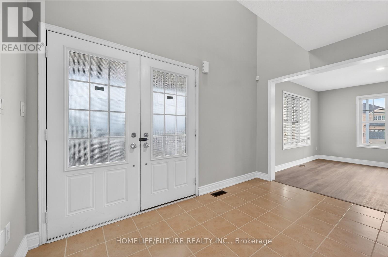 939 Miller Park Avenue, Bradford West Gwillimbury (Bradford), Ontario  L3Z 0L6 - Photo 5 - N12912458