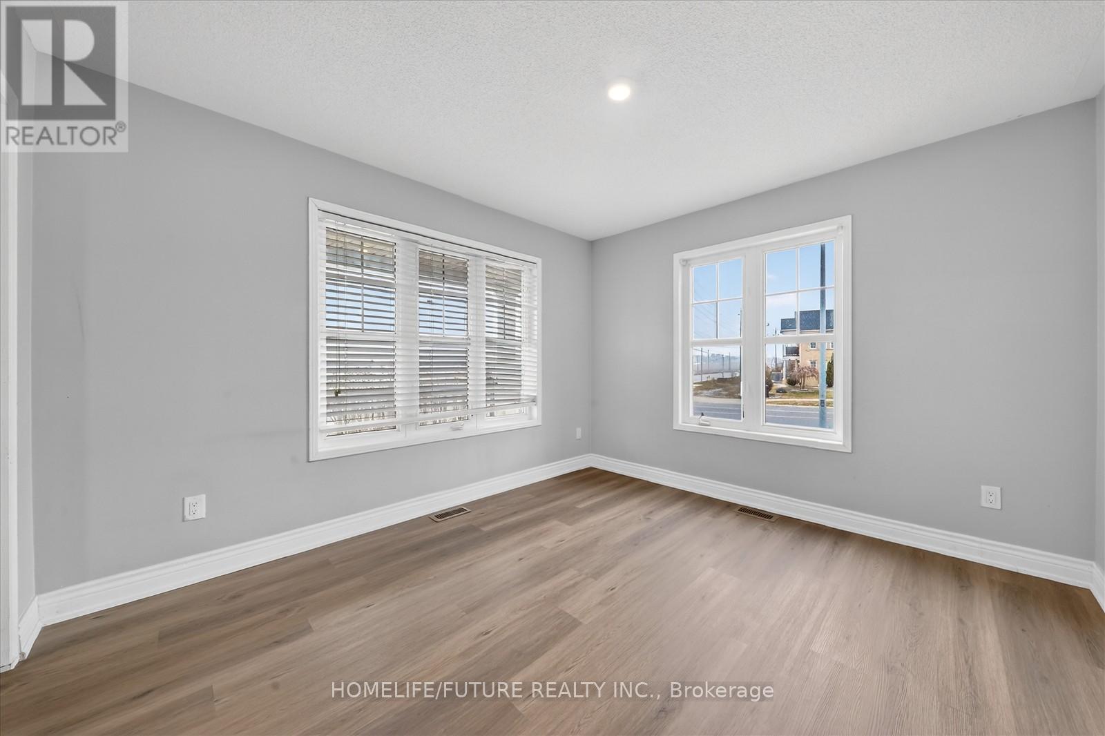 939 Miller Park Avenue, Bradford West Gwillimbury (Bradford), Ontario  L3Z 0L6 - Photo 7 - N12912458