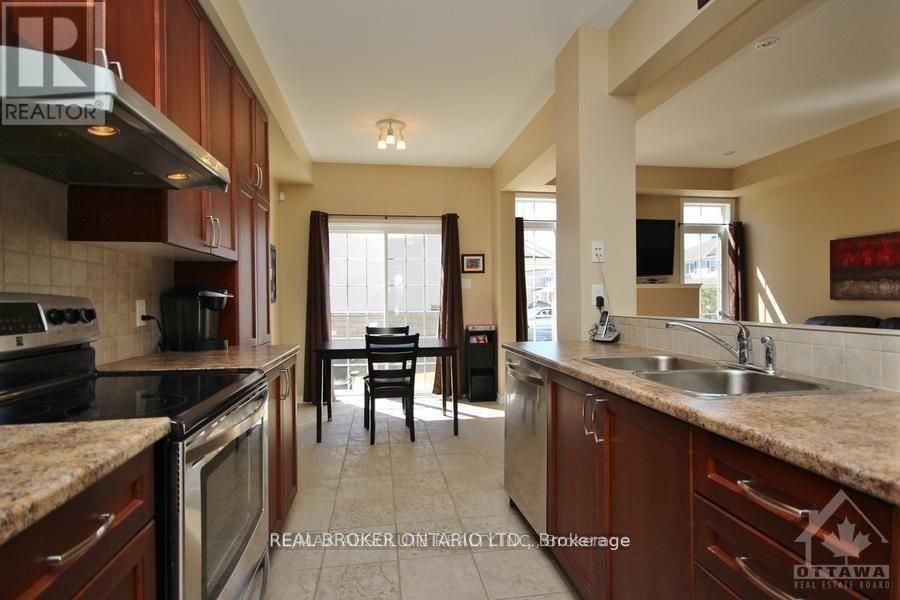 615 Pepperville Crescent, Ottawa, Ontario  K2M 0E8 - Photo 3 - X12912554