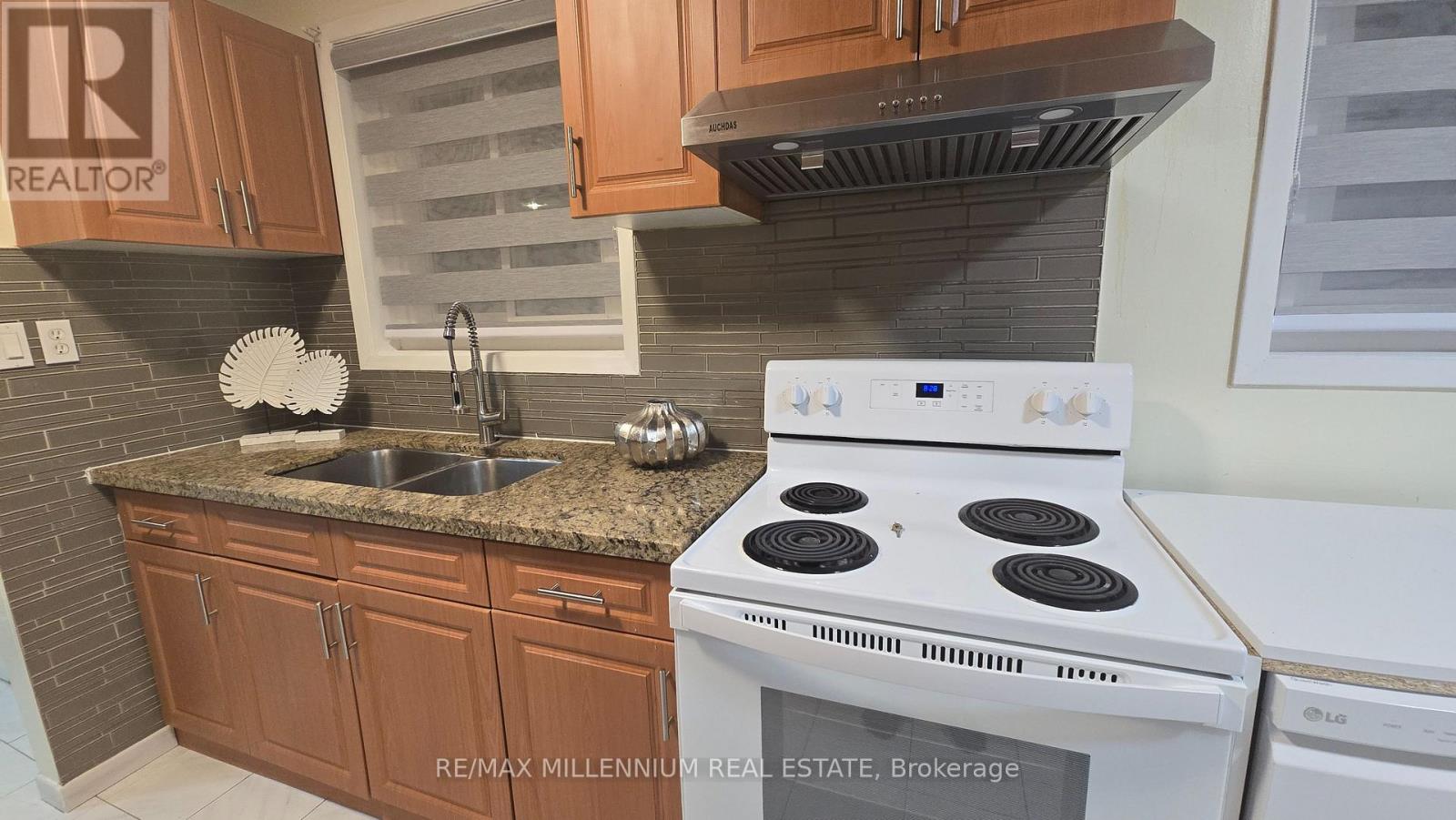 120 Duncanwoods Drive, Toronto, Ontario  M9L 2E1 - Photo 10 - W12769296