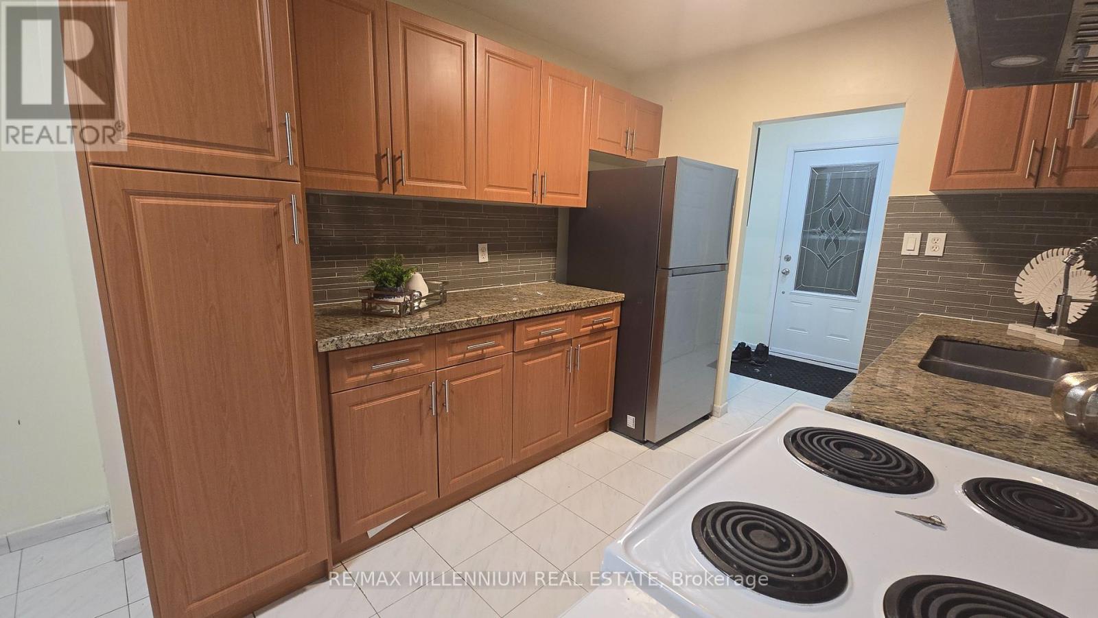 120 Duncanwoods Drive, Toronto, Ontario  M9L 2E1 - Photo 9 - W12769296