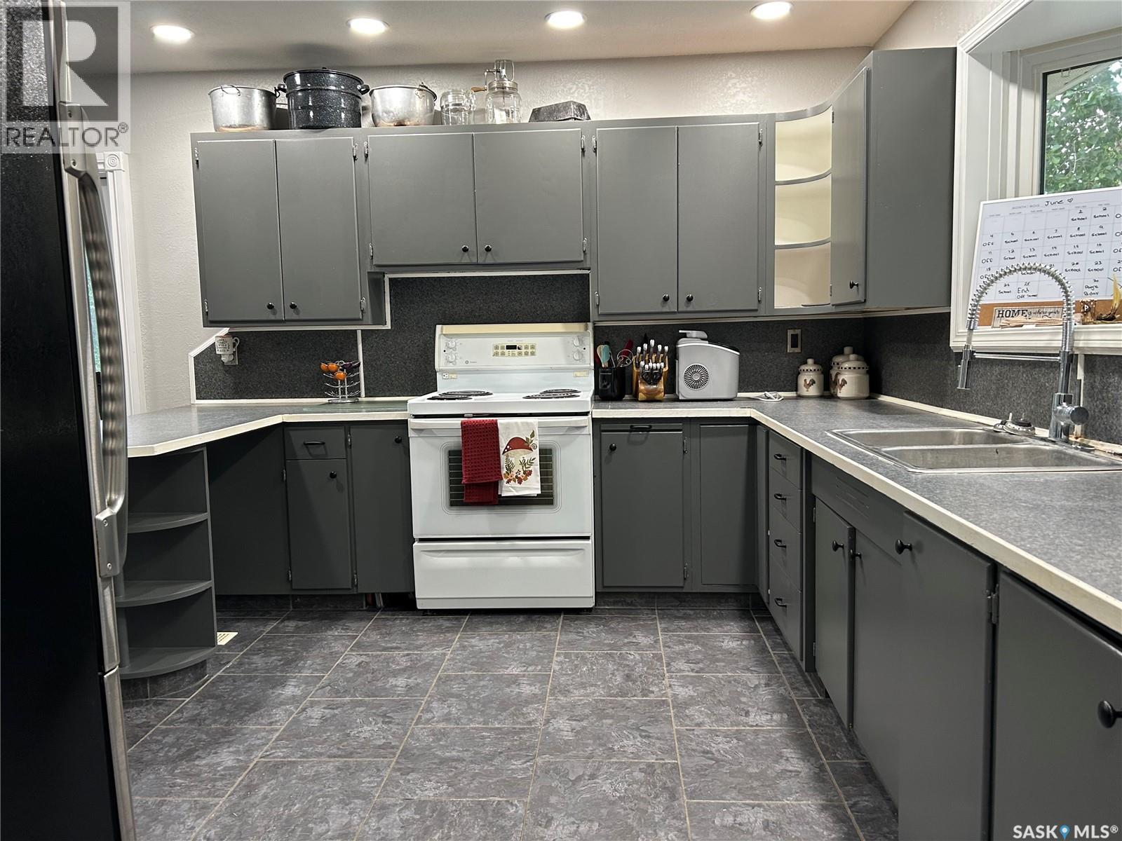 516 First Avenue E, Lampman, Saskatchewan  S0C 1N0 - Photo 16 - SK010303