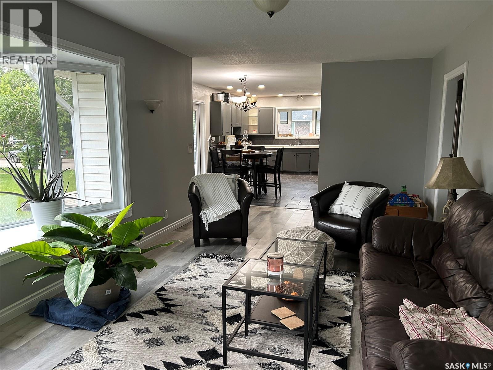 516 First Avenue E, Lampman, Saskatchewan  S0C 1N0 - Photo 5 - SK010303