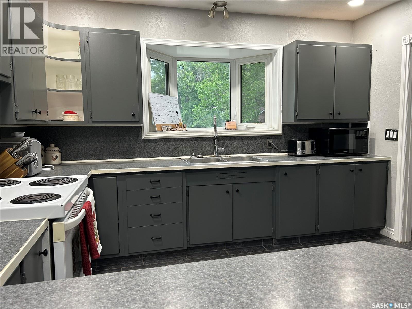 516 First Avenue E, Lampman, Saskatchewan  S0C 1N0 - Photo 15 - SK010303