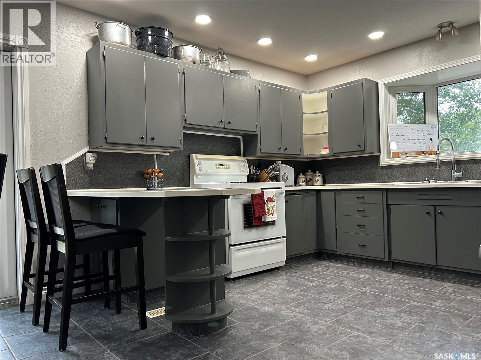 516 First Avenue E, Lampman, Saskatchewan  S0C 1N0 - Photo 10 - SK010303