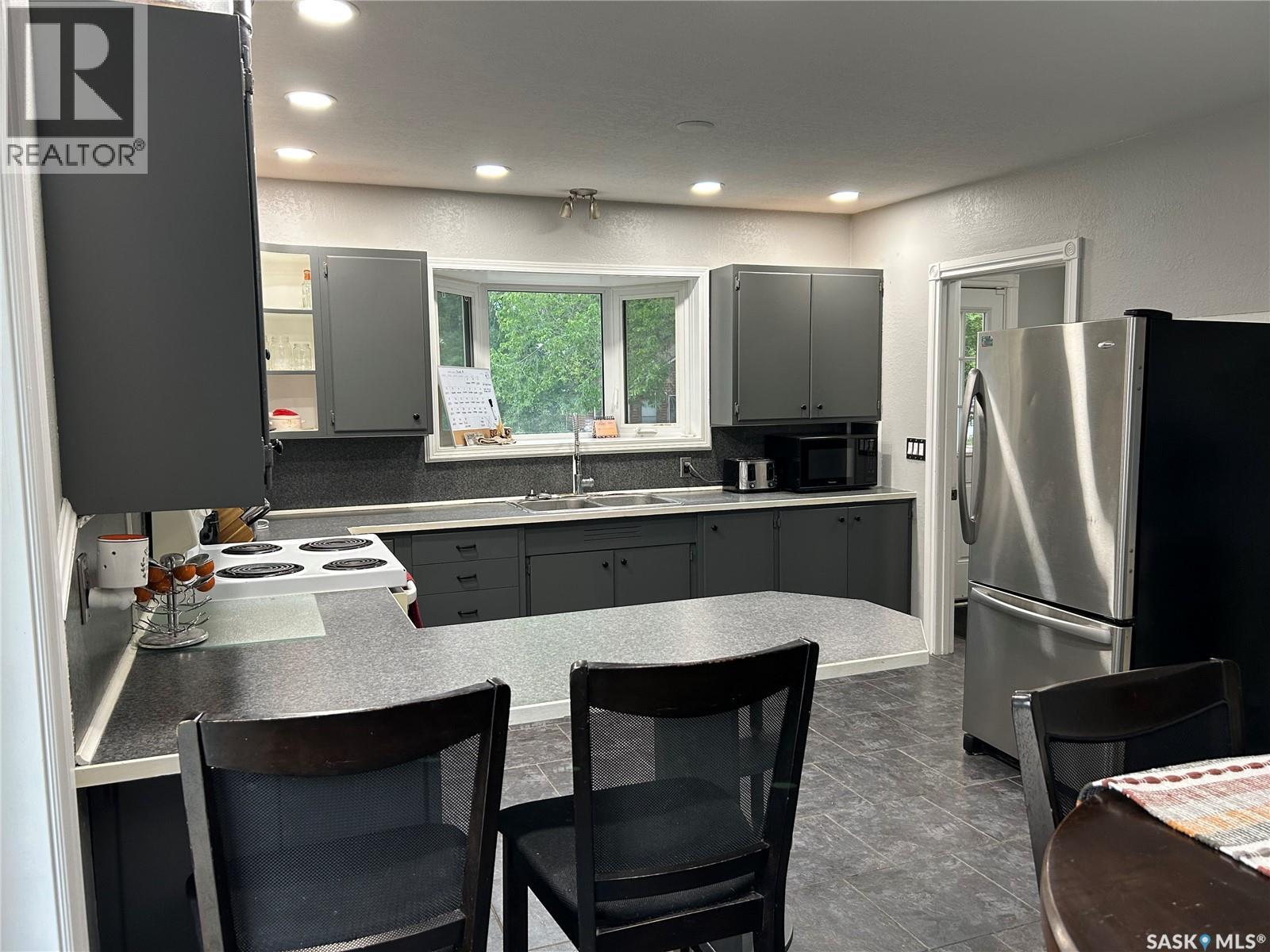 516 First Avenue E, Lampman, Saskatchewan  S0C 1N0 - Photo 11 - SK010303